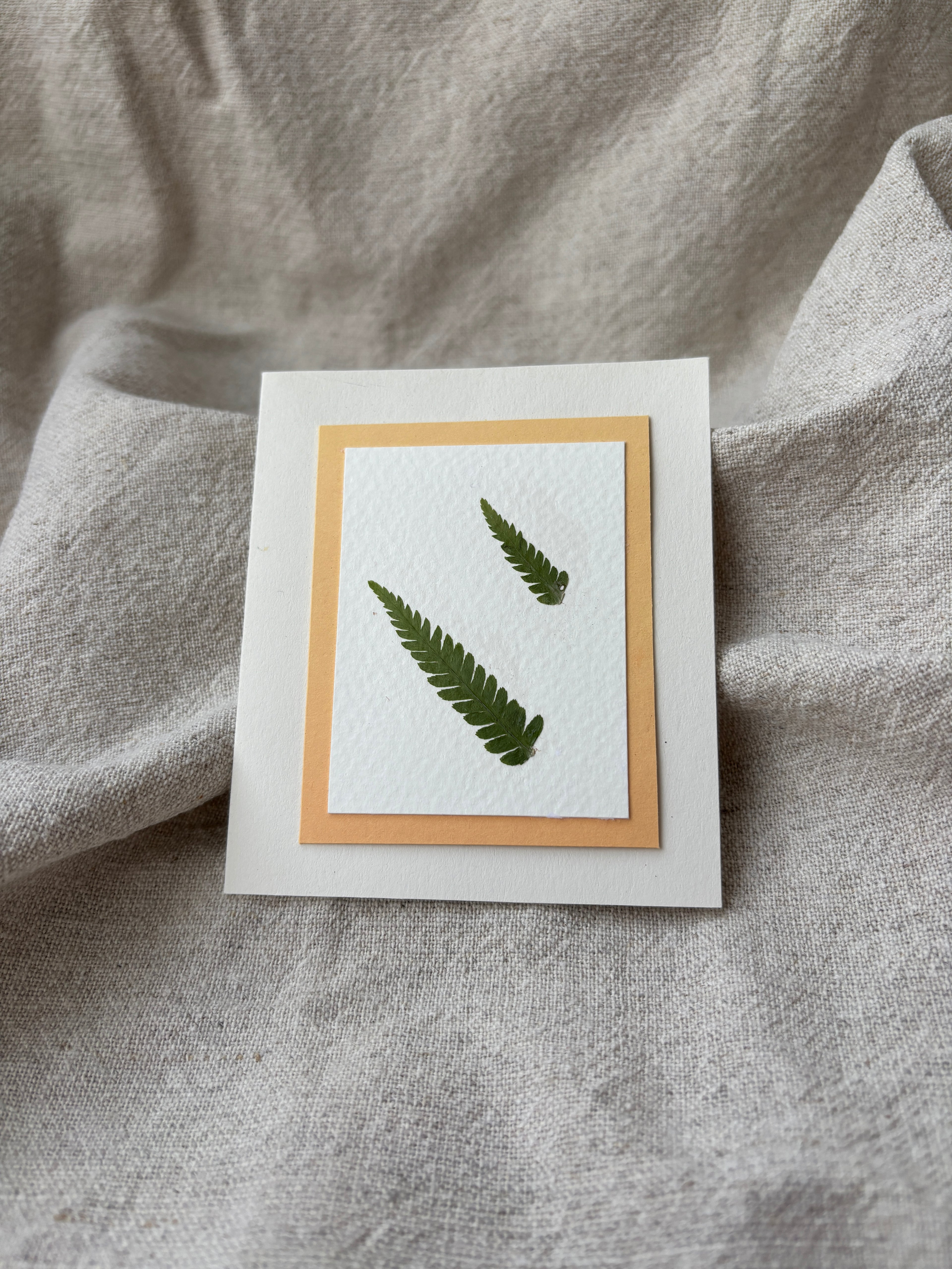 Håndlagde kort med pressede blomster