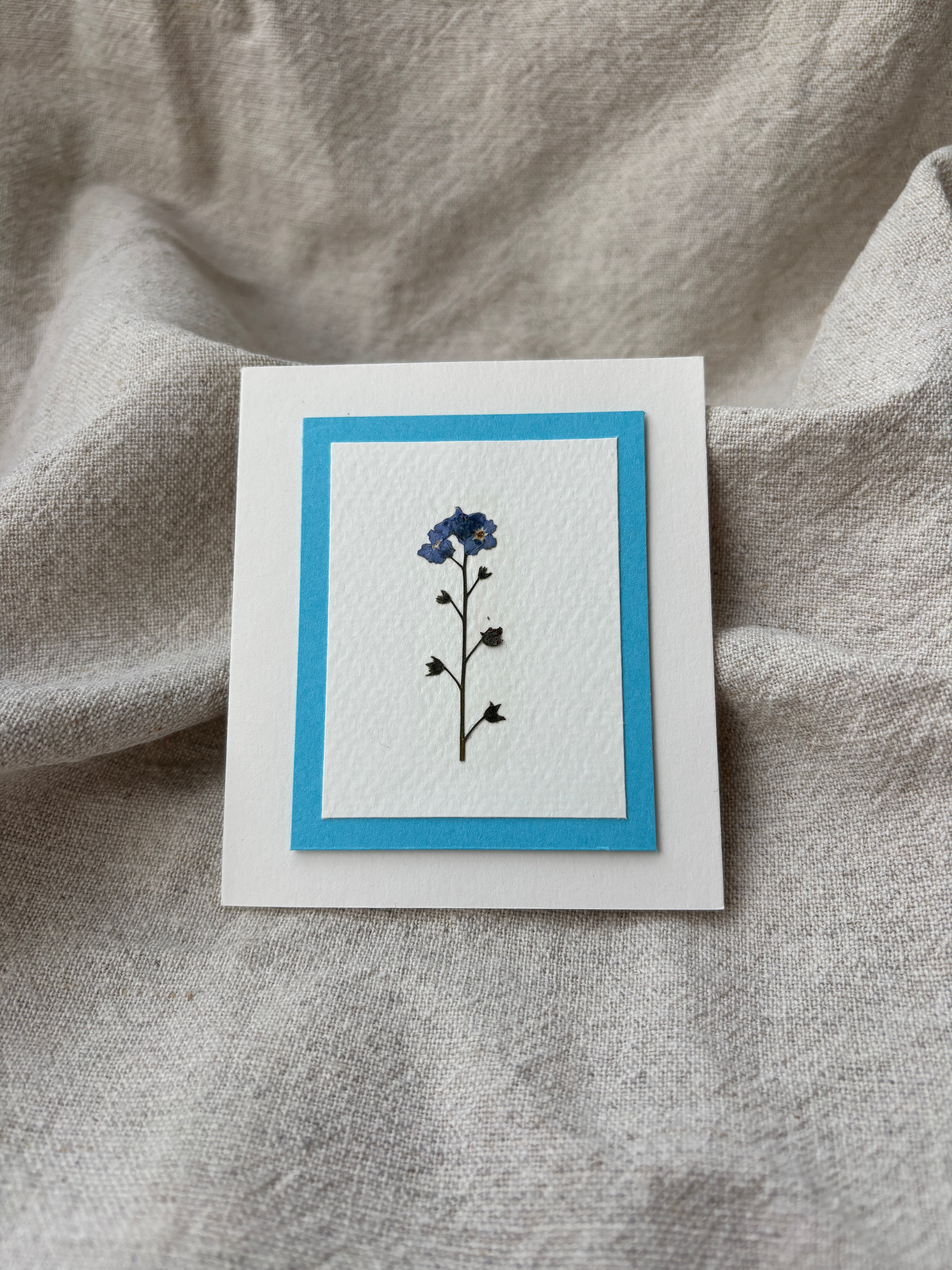 Håndlagde kort med pressede blomster