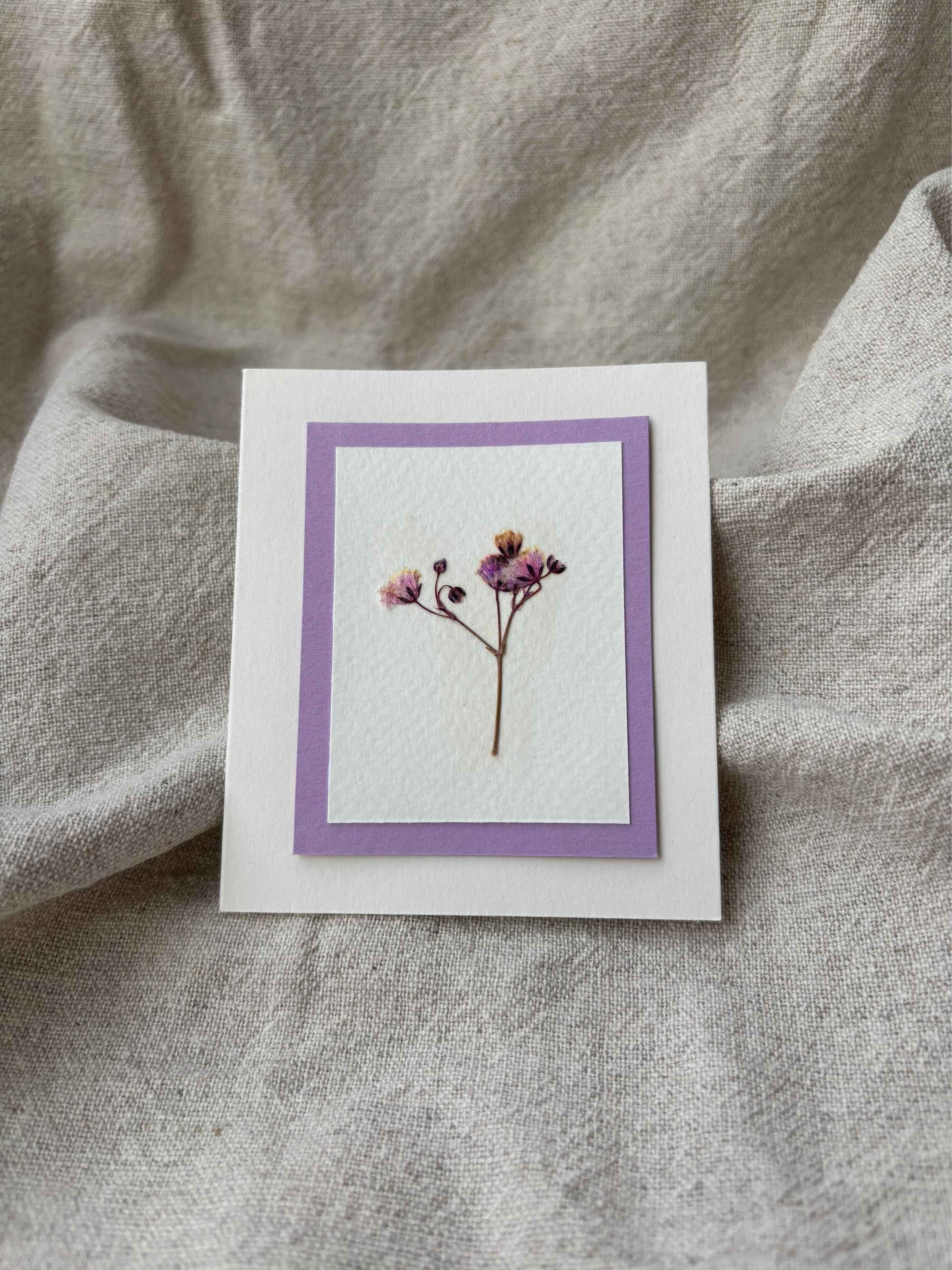 Håndlagde kort med pressede blomster