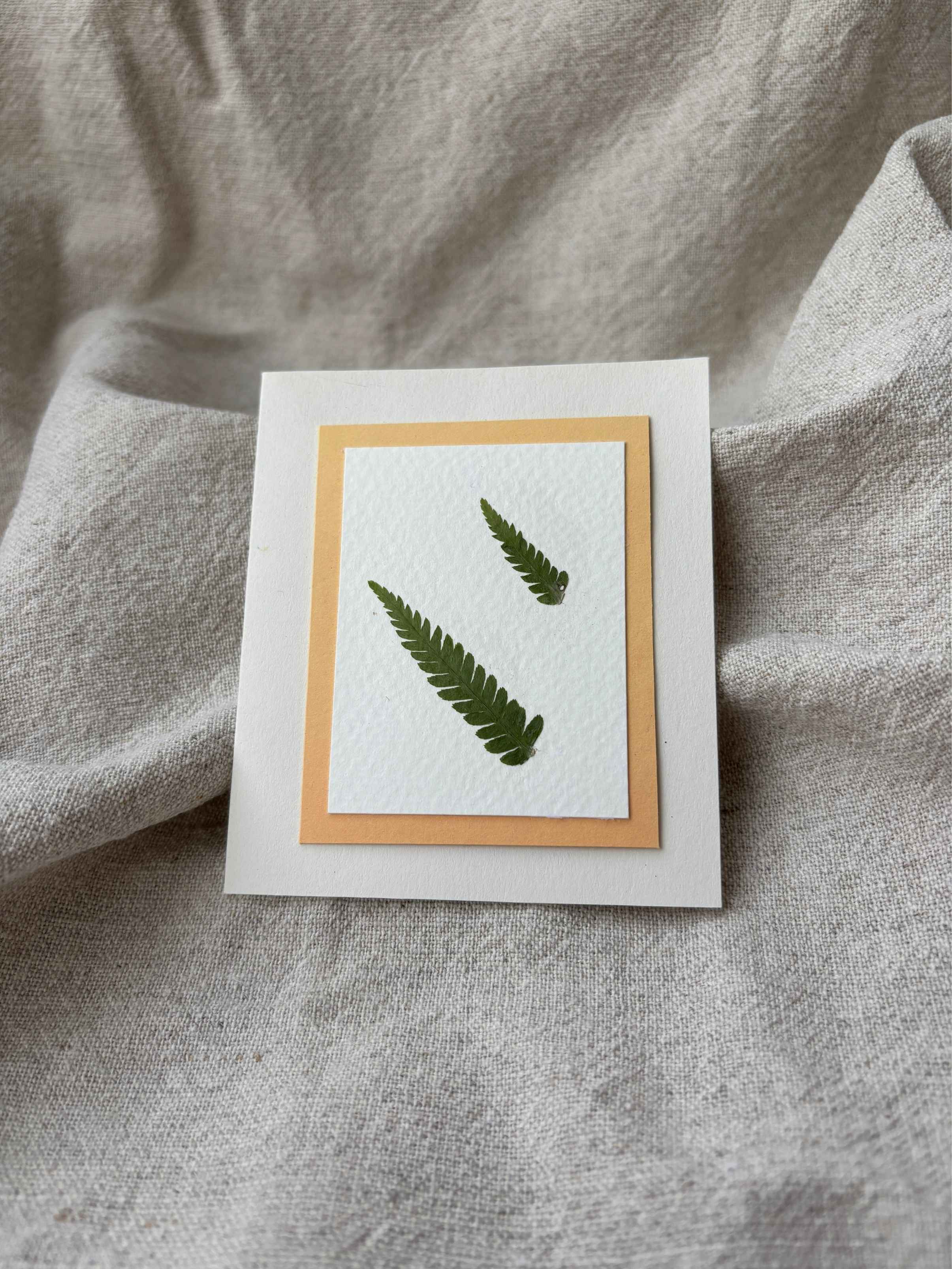 Håndlagde kort med pressede blomster